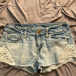 American Eagle shorts with beautiful details!